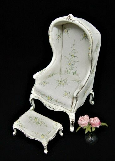 Sillón con escabel en miniatura