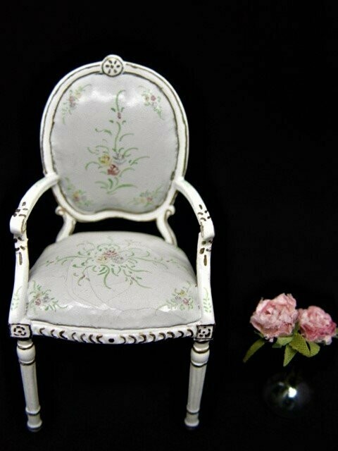 Silla con brazos en miniatura