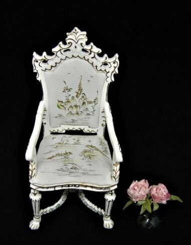 Silla con brazos en miniatura