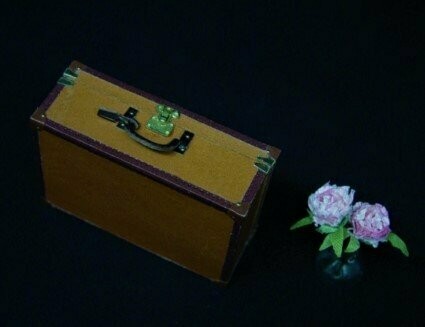 Maleta de piel en miniatura