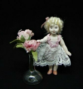 Muñeca de porcelana en miniatura