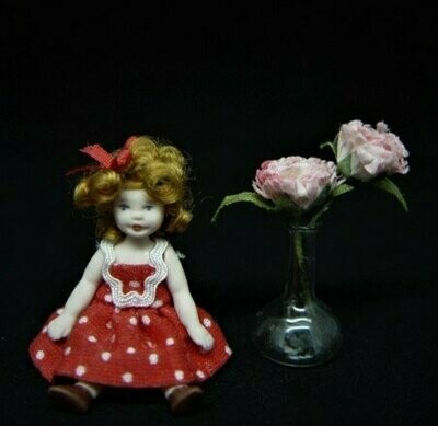 Muñeca de porcelana en miniatura