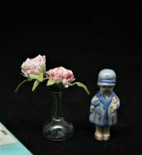 Muñeca de porcelana en miniatura