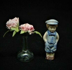 Muñeca de porcelana en miniatura