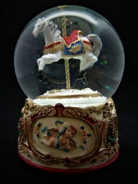 Bola de cristal con música y caballo de carrusel