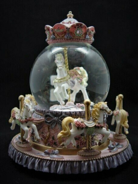Bola de cristal con música . Caballos de carrusel