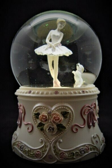 Bola de cristal con música y movimiento. Bailarina con perrito. Base blanca corazón con rosas