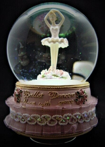 Bola de cristal  con música. Ballet dancer