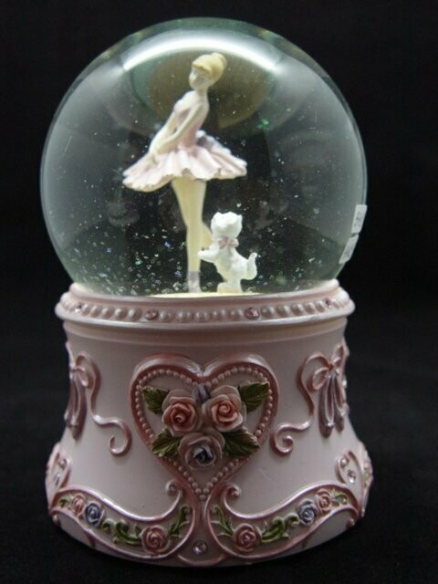 Bola de cristal con música. Bailarina con perrito.Base corazones rosa