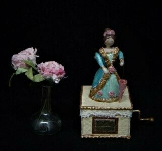 Autómata dama  en miniatura