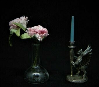 Candelero de plata en miniatura con figura de grifo