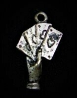 Mano con cartas plateada