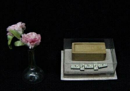 Caja de madera con dominó en miniatura
