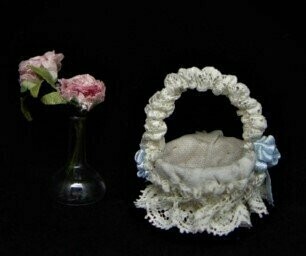 Cesta en miniatura forrada con tela , puntilla y lazos en azul
