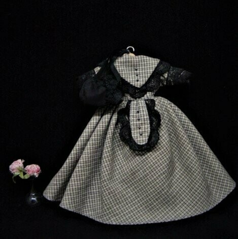 Vestido en miniatura con capota negra (hecho a mano)