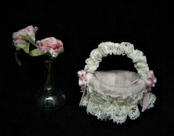 Cesta en miniatura forrada de tela , puntillas y lazos en rosa