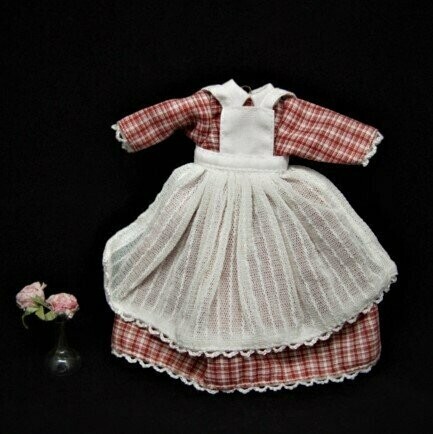 Vestido de cuadros rojo y blanco con delantal en miniatura