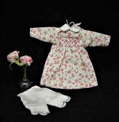 Vestido de niña en miniatura , con flores rosas y nido de abeja