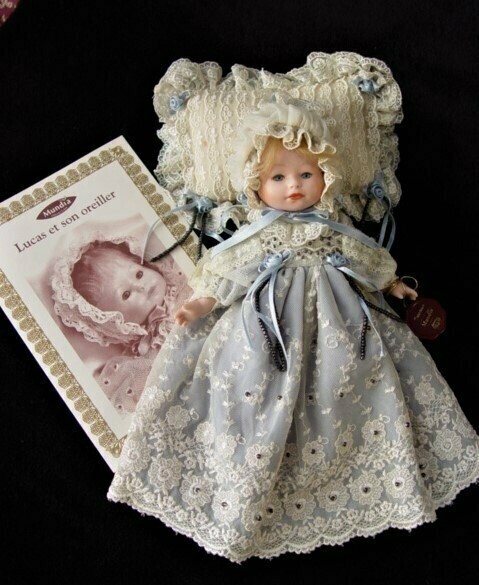 Muñeca de porcelana "Lucas et son oreiller " de la firma MUNDIA