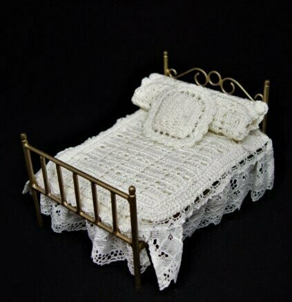 Cama de metal en miniatura