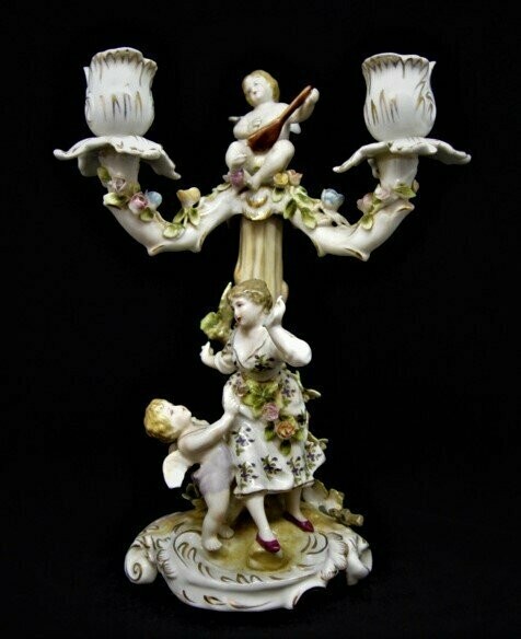 Candelabro de porcelana de tres brazos (I)