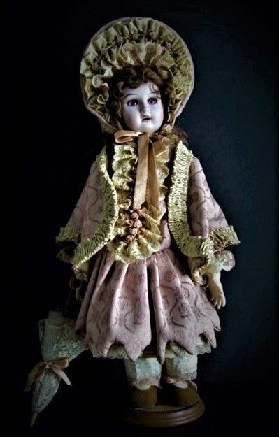 Muñeca de porcelana "Annie" de la firma MUNDIA