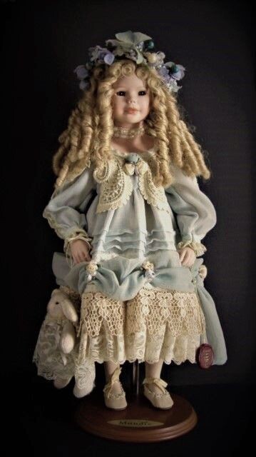Muñeca de porcelana "Cecile" de la firma MUNDIA