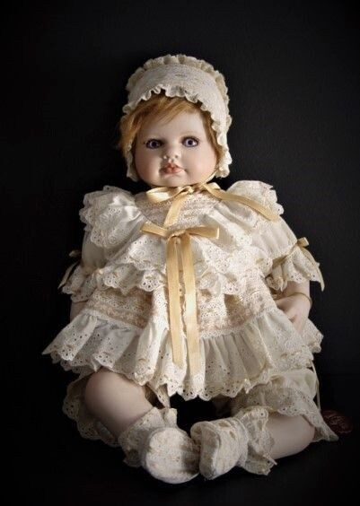 Muñeca de porcelana "Lulla" de la firma MUNDIA