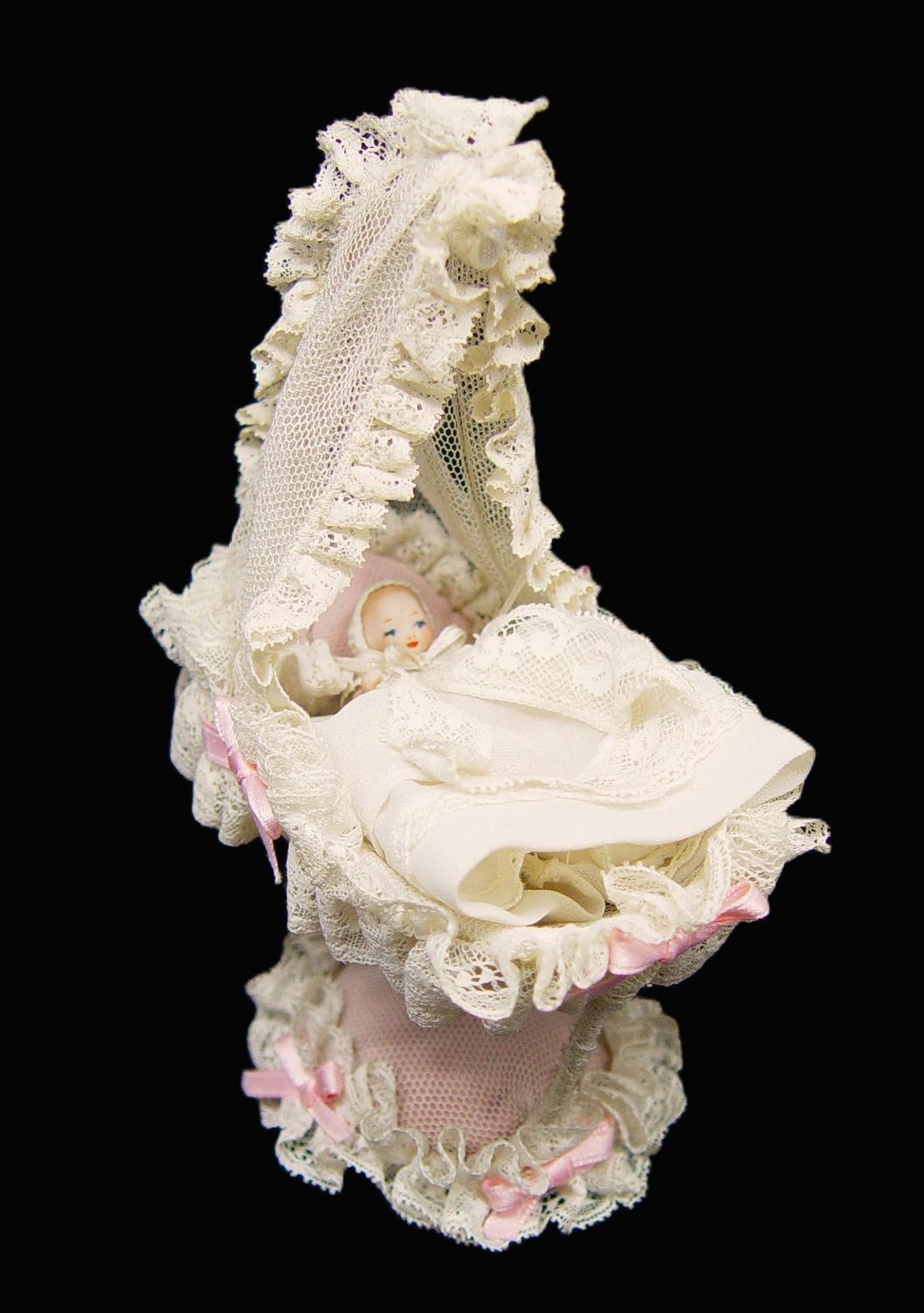 Cuna con bebé en miniatura