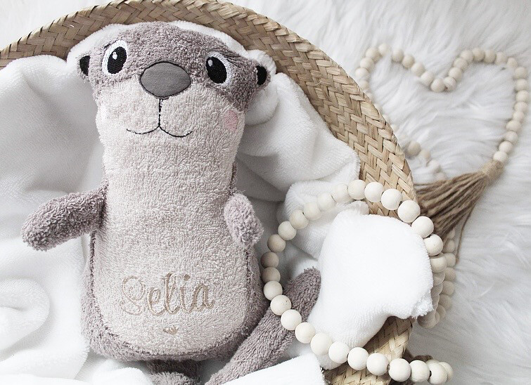 Spieluhr Otter oder Kuscheltier Otter, Otter mädchen, Otter aus Plüsch mit Name, Spieluhr für Kinder, Spieluhr Otter Baby, personalisierte Spieluhr Otter mädchen, Otter Spieluhr.