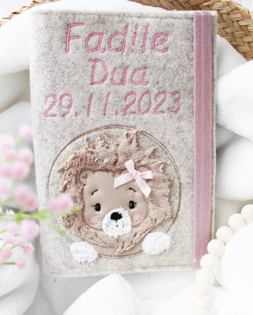 Untersuchungshefthülle Löwe untersuchungshefthülle aus filz, untersuchungshefthülle aus wollfilz, uhefthülle personalisiert, personalisierte babygeschenke zur geburt, uhefthülle mädchen, uhefthülle für jungs, untersuchungshefthülle löwe, uhefthülle mit name rosa