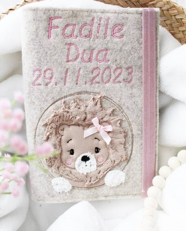 Untersuchungshefthülle Löwe untersuchungshefthülle aus filz, untersuchungshefthülle aus wollfilz, uhefthülle personalisiert, personalisierte babygeschenke zur geburt, uhefthülle mädchen, uhefthülle für jungs, untersuchungshefthülle löwe, uhefthülle mit name rosa