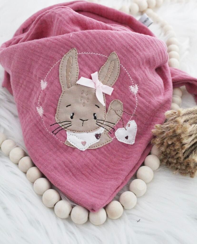 Musselin Halstuch Hase mit Herz musselin halstuch bestickt, besticktes musselin halstuch, musselintuch baby, musselinhalstuch kinder, personalisiertes musselin halstuch für kinder, geschenke zur geburt, musselin, musselinstoff, musselinhalstuch für kinder, personalisiertes halstuch kinder, babygeschenke zur geburt, musselin halstuch für mädchen rosa mit hase,