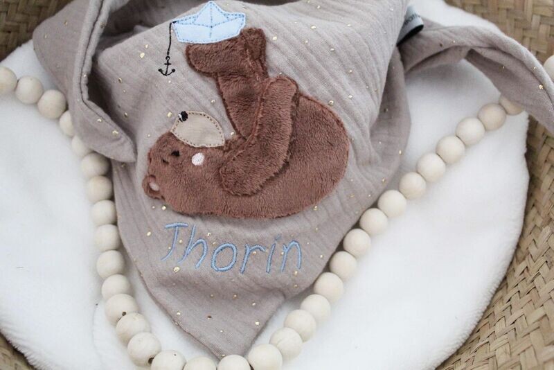 Musselin Halstuch Bär mit Boot musselin halstuch bestickt, musselintuch baby, musselinhalstuch kinder, personalisiertes musselinhalstuch für kinder, geschenke zur geburt, musselin, musselinhalstuch für kinder, personalisiertes halstuch kinder, babygeschenke zur geburt, musselin halstuch bär mit boot braun