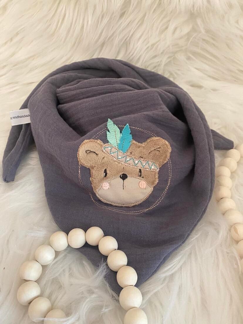 Musselin Halstuch Bohobär musselin halstuch bestickt, musselintuch baby, musselinhalstuch kinder, personalisiertes musselinhalstuch für kinder, geschenke zur geburt, musselin, musselinhalstuch für kinder, personalisiertes halstuch kinder, babygeschenke zur geburt, musselin halstuch bohobär federn grau
