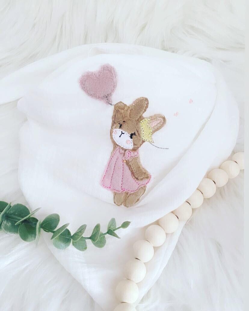Musselin Halstuch Hase mit Herzluftballon musselin halstuch bestickt, besticktes musselin halstuch, musselintuch baby, musselinhalstuch kinder, personalisiertes musselin halstuch für kinder, geschenke zur geburt, musselin, musselinstoff, musselinhalstuch für kinder, personalisiertes halstuch kinder, babygeschenke zur geburt, musselin halstuch hase mit Luftballon