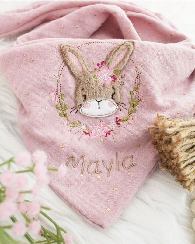 Musselin Halstuch Hase im Blütenkranz musselin halstuch bestickt, besticktes musselin halstuch, musselintuch baby, musselinhalstuch kinder, personalisiertes musselin halstuch für kinder, geschenke zur geburt, musselin, musselinstoff, musselinhalstuch für kinder, personalisiertes halstuch kinder, babygeschenke zur geburt, musselin halstuch hase im Blütenkranz, mit name