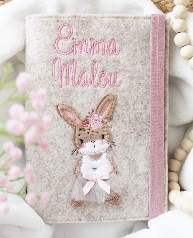 Untersuchungshefthülle Hase mit Tüllrock untersuchungshefthülle aus filz, untersuchungshefthülle aus wollfilz, uhefthülle personalisiert, personalisierte babygeschenke zur geburt, uhefthülle mädchen, uhefthülle hase mit Tüllrock, untersuchungshefthülle Hase, uhefthülle mit name Hase mit Blumen in rosa