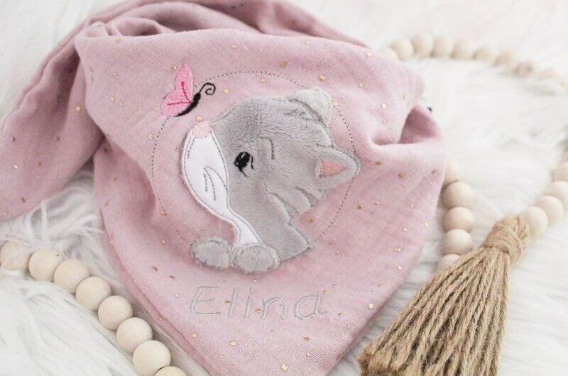 Musselin Halstuch Katze musselin halstuch bestickt, besticktes musselin halstuch, musselintuch baby, musselinhalstuch kinder, personalisiertes musselin halstuch für kinder, geschenke zur geburt, musselin, musselinstoff, musselinhalstuch für kinder, personalisiertes halstuch kinder, babygeschenke zur geburt, musselin halstuch katze auf Rosa