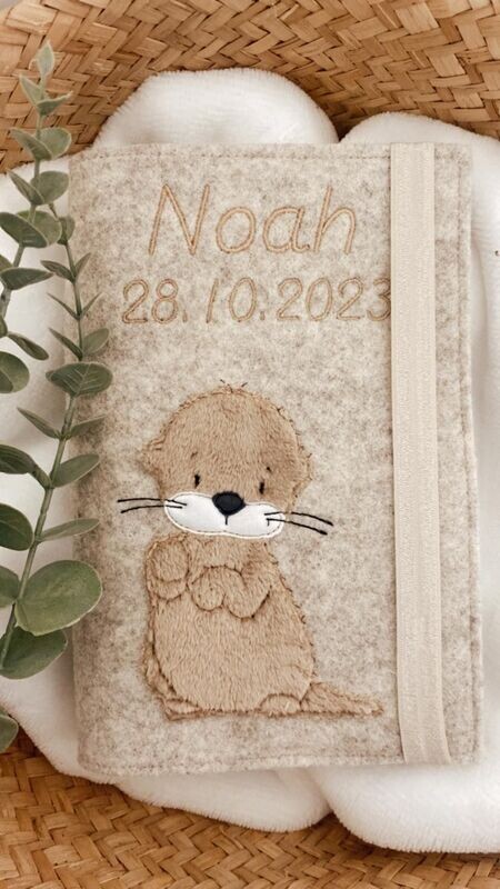 Untersuchungshefthülle Otter untersuchungshefthülle aus filz, untersuchungshefthülle aus wollfilz, uhefthülle personalisiert, personalisierte babygeschenke zur geburt, uhefthülle mädchen, uhefthülle für jungs, untersuchungshefthülle otter, uhefthülle mit name beige, otter