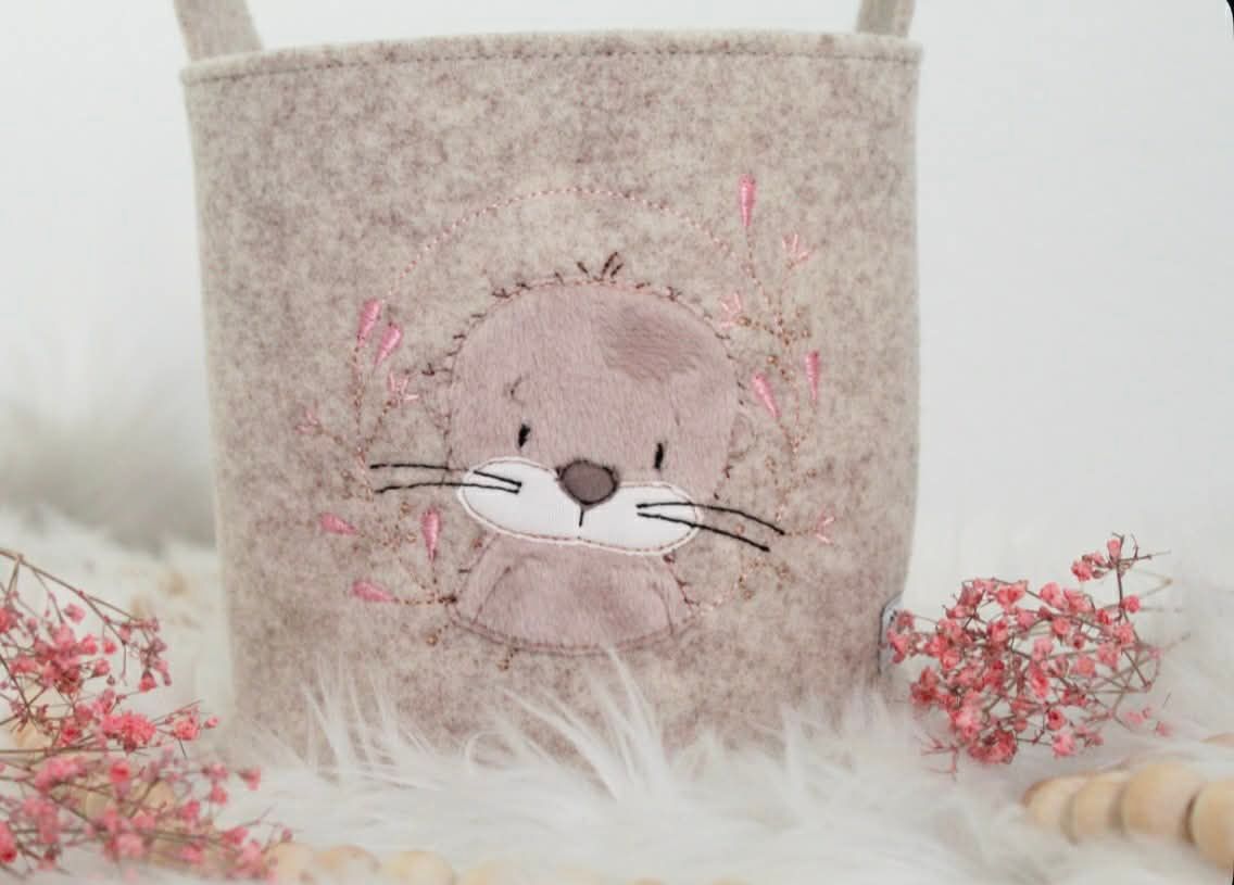 Osterkörbchen Otter im Blütenkranz