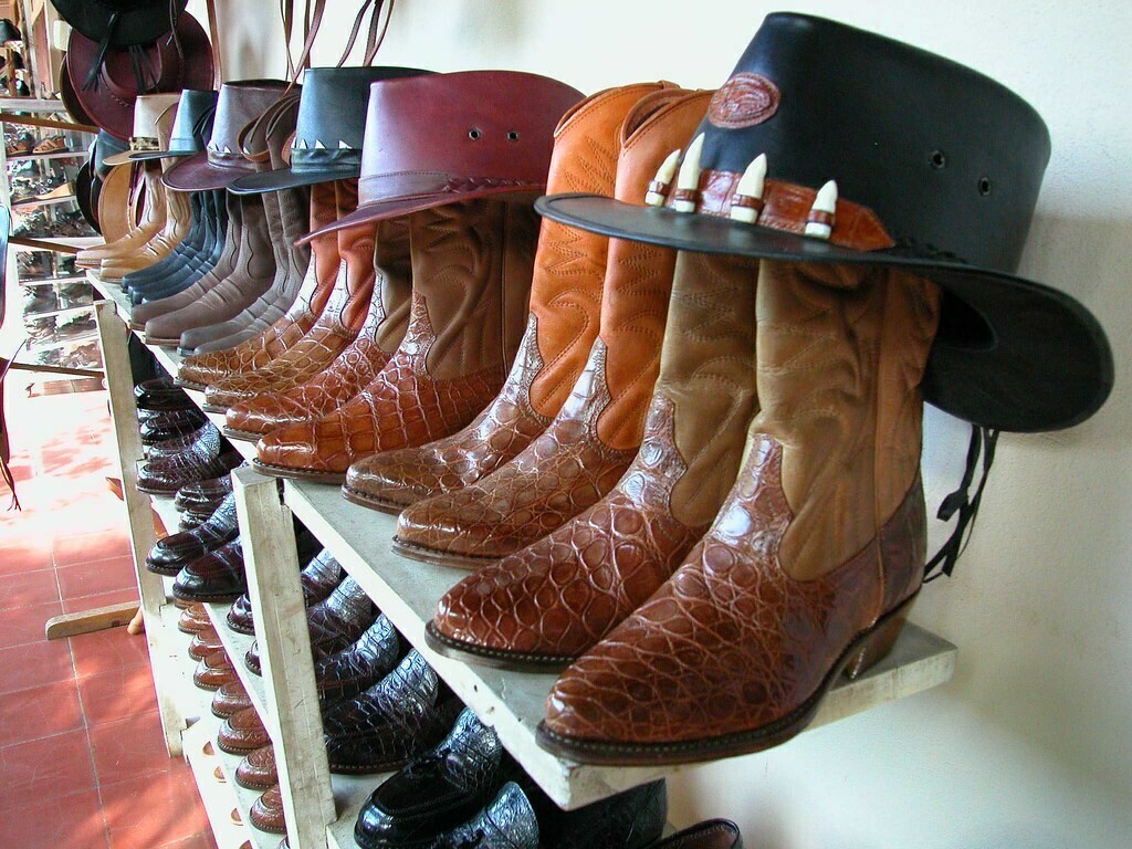 Botas  y sombreros de cuero