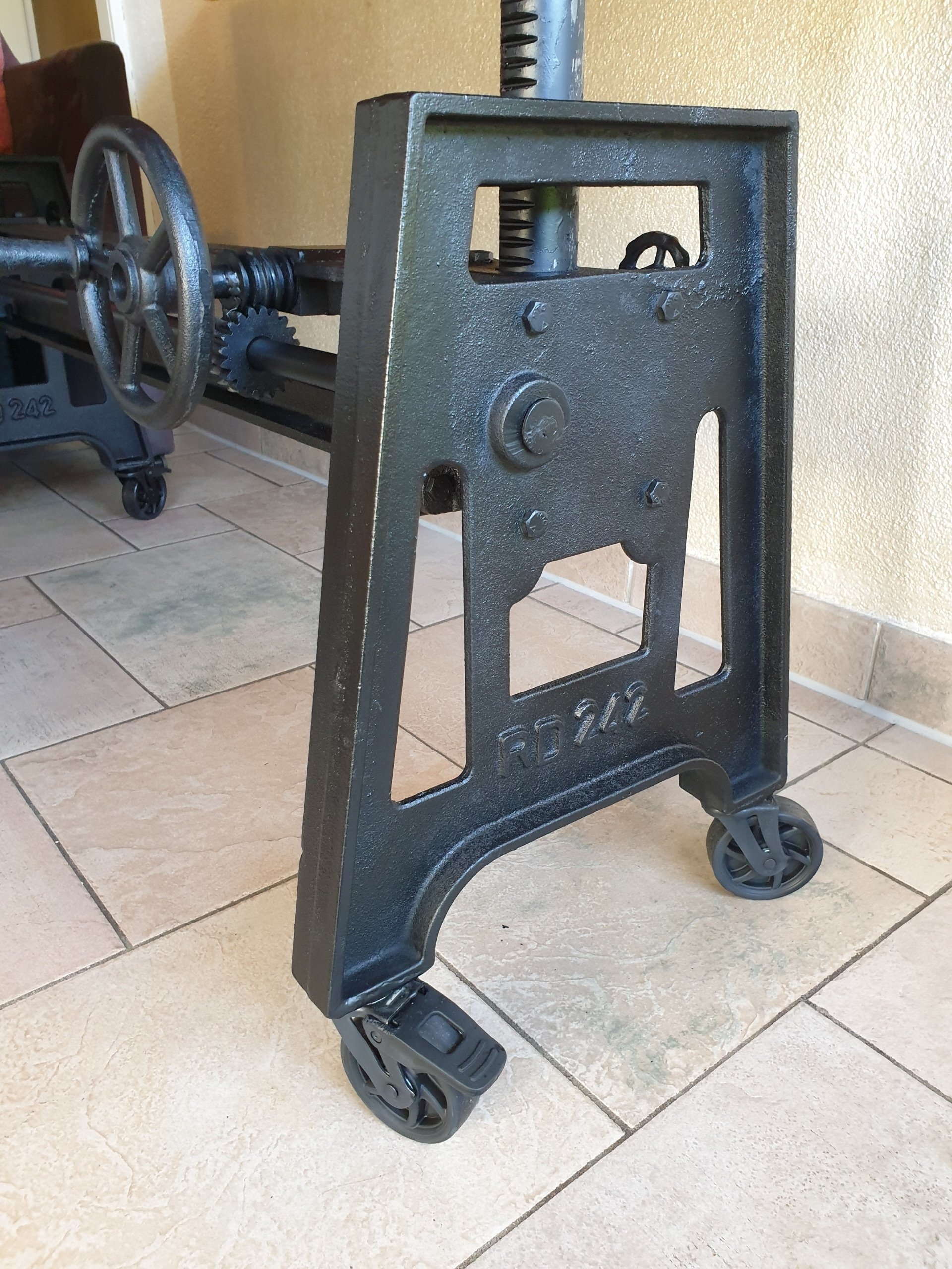 Couchtischgestell Gusseisen im Industriedesign 