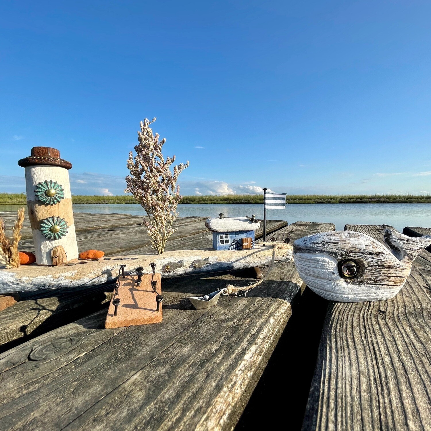 Kleine Landschaft mit Leuchtturm und Wal