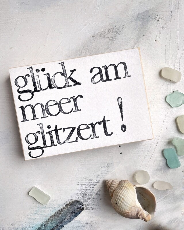 Schild „Glück am Meer glitzert“ Schild „Glück am Meer glitzert“
