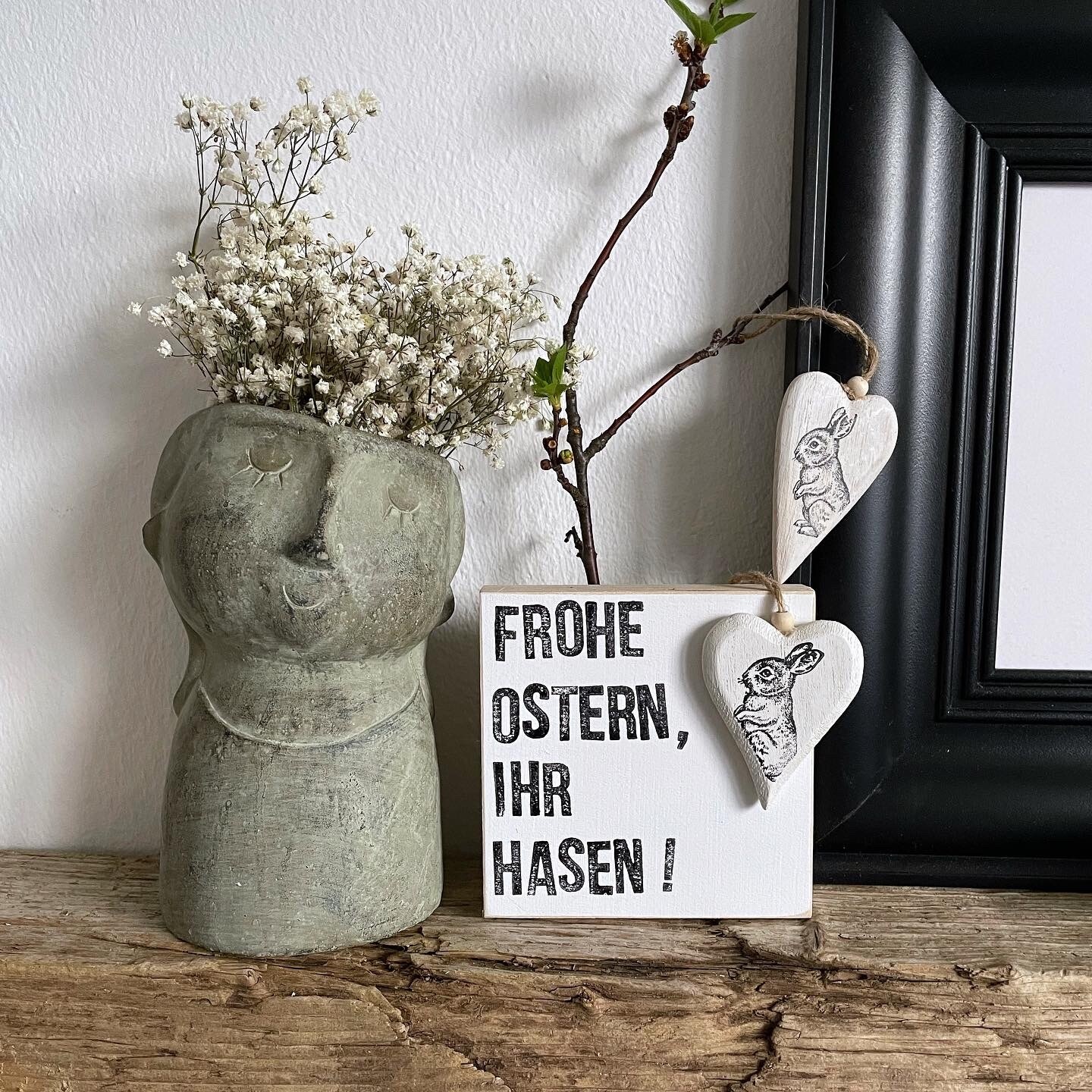 Schild "Frohe Ostern, ihr Hasen!"
