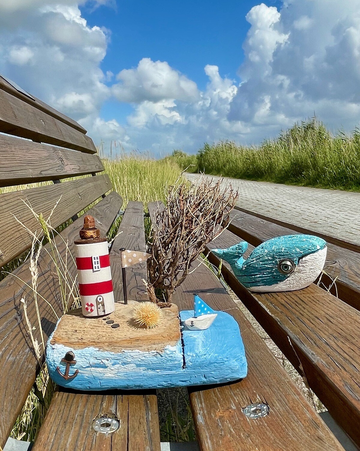 Treibholzinsel mit Wal
