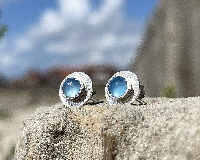 Kunst mol kieken! Handgemacht: 925er Silber/Calcedon Ohrstecker „Meermädchen“