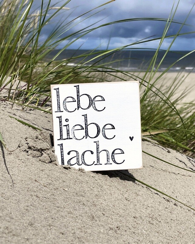 Schild „lebe/liebe/lache“
