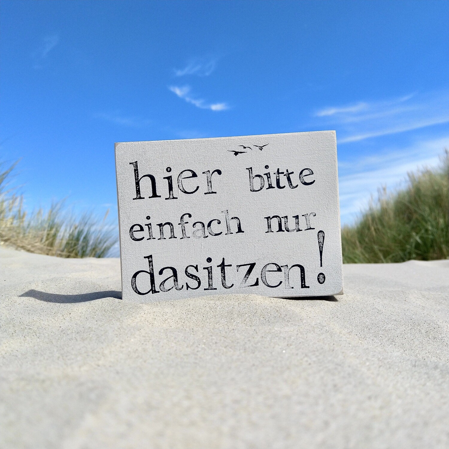 Schild "Hier bitte einfach nur dasitzen"
